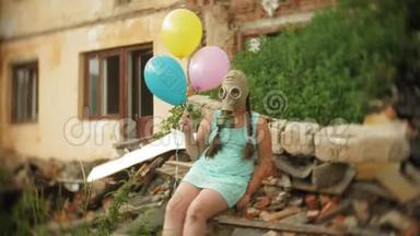 一个戴着防毒面具的小女孩手里<strong>拿</strong>着<strong>气球</strong>穿过被毁的建筑物